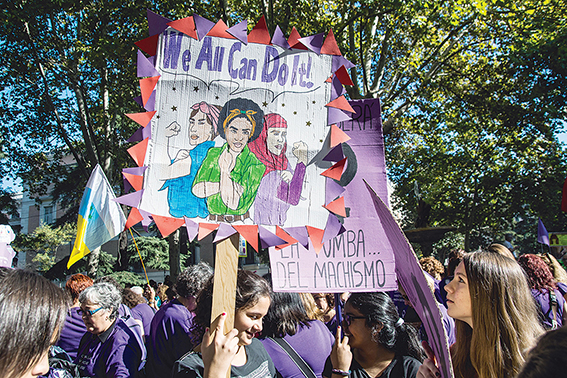 השוויון‭ ‬הגובר‭ ‬הוא‭ ‬שינוי‭ ‬לטובה‭, ‬הבעיה‭ ‬היא‭ ‬ברצון‭ ‬לבטל‭ ‬את‭ ‬ההבחנה‭ ‬המגדרית‭. ‬פמיניסטיות‭ ‬בהפגנה‭ ‬במדריד‭, ‬2015 צילום‭: ‬גטי‭ ‬אימג‭'‬ס 