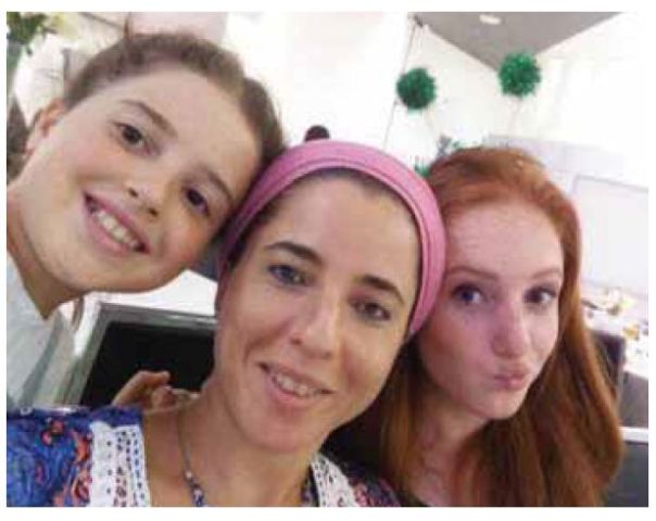 מעל‭ ‬כולם‭ ‬עמד‭ ‬כובע‭ ‬האִמהות‭ ‬שלך‭, ‬שהיית‭ ‬כל‭ ‬כך‭ ‬גאה‭ ‬בו‭. ‬ דפנה‭ ‬מאיר‭ ‬ובנותיה צילום‭: ‬באדיבות‭ ‬המשפחה 