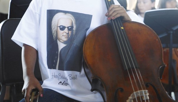 להוריד‭ ‬את‭ ‬באך‭ ‬מן‭ ‬הכן‭ ‬הרם‭ ‬ולהציגו‭ ‬כבן‭ ‬אדם‭. ‬נגן‭ ‬צ‭'‬לו‭ ‬באירוע‭ "‬באך‭ ‬בסאבווי‭" ‬לציון‭ ‬ יום‭ ‬הולדתו‭ ‬ה‮–‬330‭ ‬של‭ ‬באך‭, ‬קליפורניה‭ ‬2015 צילום‭: ‬אי‭.‬פי‭.‬אי 