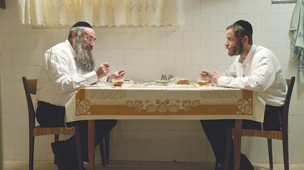  ‭"‬מכרת‭ ‬אותנו‭. ‬ובשביל‭ ‬מה‭?" ‬קיווע‭ ‬ושולם‭, ‬מתוך‭ ‬העונה‭ ‬השנייה‭ ‬של‭ "‬שטיסל‭"‬ צילום‭: ‬באדיבות‭ ‬יס 