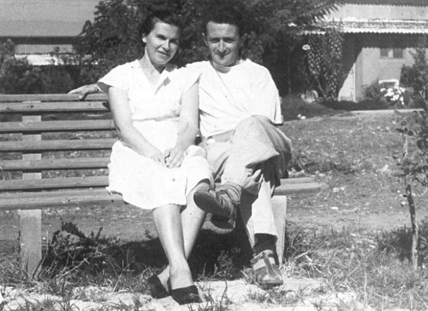 שילוב‭ ‬בין‭ ‬חלום‭, ‬ביקורת‭ ‬ועשייה‭. ‬מיכאל‭ ‬עם‭ ‬אשתו‭ ‬אסתר‭ ‬ליד‭ ‬ביתם‭ ‬בכפר‭ ‬בלום צילום‭: ‬באדיבות‭ ‬המשפחהֿֿֿ 