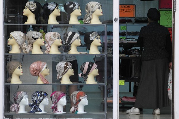 האם‭ ‬כשם‭ ‬שבטל‭ ‬הכיסוי‭ ‬לפנויות‭, ‬הוא‭ ‬בטל‭ ‬אף‭ ‬לנשואות‭? ‬ חנות‭ ‬כיסויי‭ ‬ ראש‭ ‬בירושלים צילום‭: ‬נתי‭ ‬שוחט‭, ‬פלאש‭ ‬90 