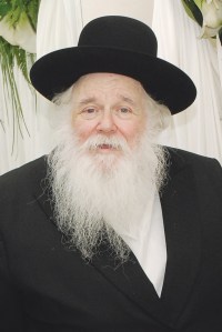 הרב משה מרדכי שולזינגר (בתמונה) אינו מזכיר ולו ברמז היכן למד אביו בארץ ישראל, ממי קיבל תורה, מי סמכו אותו להוראה, מי נתנו הסכמה על ספרו ואת מי העריך יותר מכל רב אחר צילום: יחזקאל