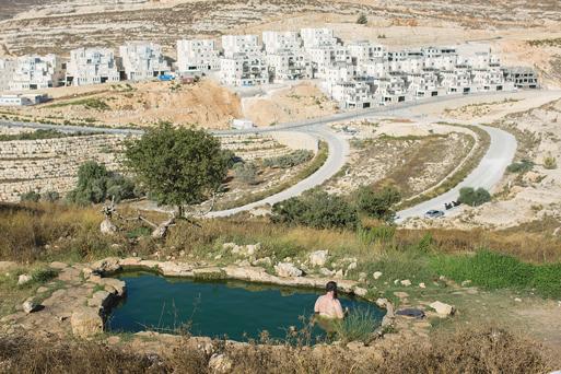 הסכנה‭ ‬מתגמדת‭ ‬נוכח‭ ‬התחושה‭ ‬המטהרת‭ ‬של‭ ‬טבילה‭ ‬טבעית‭. ‬מעיין‭ ‬ליד‭ ‬גבעת‭ ‬זאב צילום‭: ‬יונתן‭ ‬זינדל‭, ‬פלאש‭ ‬90 