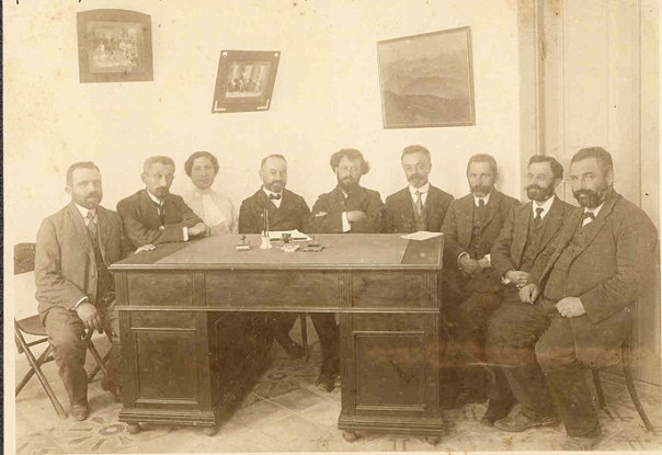 ממנהיגות המהפכה. שרה עזריהו (שלישית משמאל) בישיבת הוועד המפקח של בית הספר לבנות בנווה צדק, 1913