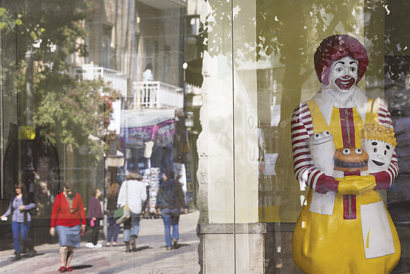 ככל‭ ‬שישראל‭ ‬נעשית‭ ‬מערבית‭ ‬יותר‭, ‬אמריקנית‭ ‬יותר‭, ‬כך‭ ‬היא‭ ‬מסגלת‭ ‬לעצמה‭ ‬את‭ ‬המחשבה‭ ‬הנוצרית‭, ‬ומתרחקת‭ ‬מן‭ ‬המחשבה‭ ‬היהודית‭, ‬שמושתתת‭ ‬על‭ ‬הנחות‭ ‬יסוד‭ ‬אחרות‭ ‬באופן‭ ‬מהותי‭ ‬ועקרוני סניף‭ ‬מקדונלדס‭ ‬בירושלים צילום‭: ‬נתי‭ ‬שוחט‭, ‬פלאש‭ ‬90 