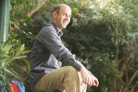 ככל‭ ‬שהעלילה‭ ‬בספריו‭ ‬מטורללת‭ ‬יותר‭, ‬כך‭ ‬גדולה‭ ‬האמת‭ ‬הבוקעת‭ ‬ממנה‭. ‬אמיר‭ ‬גוטפרוינד‭, ‬2008 צילום‭: ‬יוסי‭ ‬זמיר‭, ‬פלאש‭ ‬90 