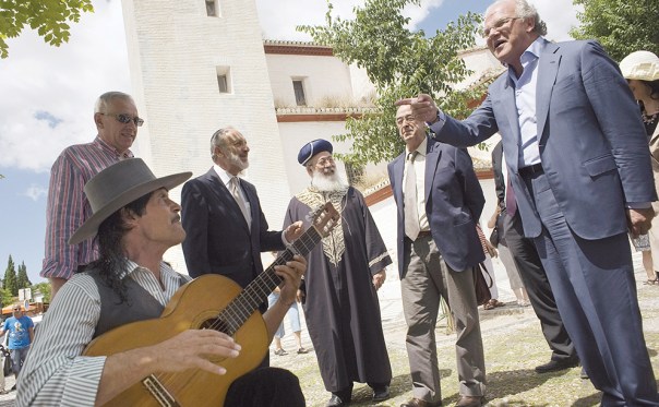  עיר רוויה חכמה ויצירה. הראשון לציון שלמה עמאר בביקור בגרנדה, ספרד צילום: אי.אפ.פי 