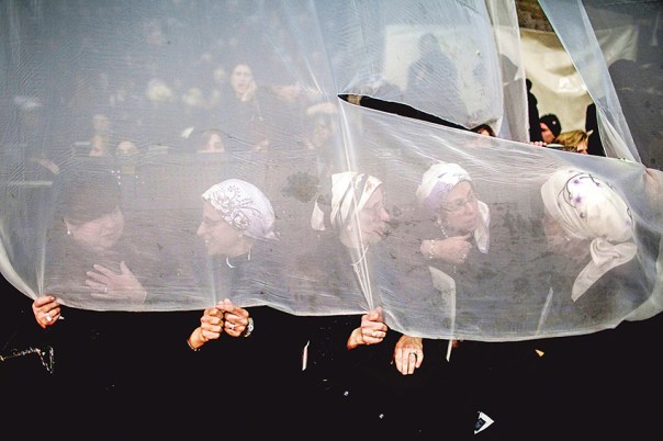 יום‭ ‬אחד‭ ‬אני‭ ‬חושב‭ ‬לעצמי‭: ‬וואו‭, ‬איזה‭ ‬חינוך‭ ‬נהדר‭ ‬קיבלתי‭. ‬אבל‭ ‬יש‭ ‬לי‭ ‬אמא‭ ‬חכמה‭, ‬יש‭ ‬לי‭ ‬שלוש‭ ‬אחיות‭, ‬יש‭ ‬לי‭ ‬דודות‭ ‬חכמות‭ ‬‮–‬‭ ‬ואין‭ ‬להן‭ ‬כלום‭. ‬עמי‭ ‬ארצות‭ ‬גמורים שמחות‭ ‬בחלקן‭, ‬אבל‭ ‬לא‭ ‬קיבלו‭ ‬חינוך‭ ‬אחר‭. ‬חתונת‭ ‬נכדתו‭ ‬של‭ ‬האדמו‭"‬ר‭ ‬מסאטמר‭, ‬2013 צילום‭: ‬אי‭.‬פי‭.‬אי 