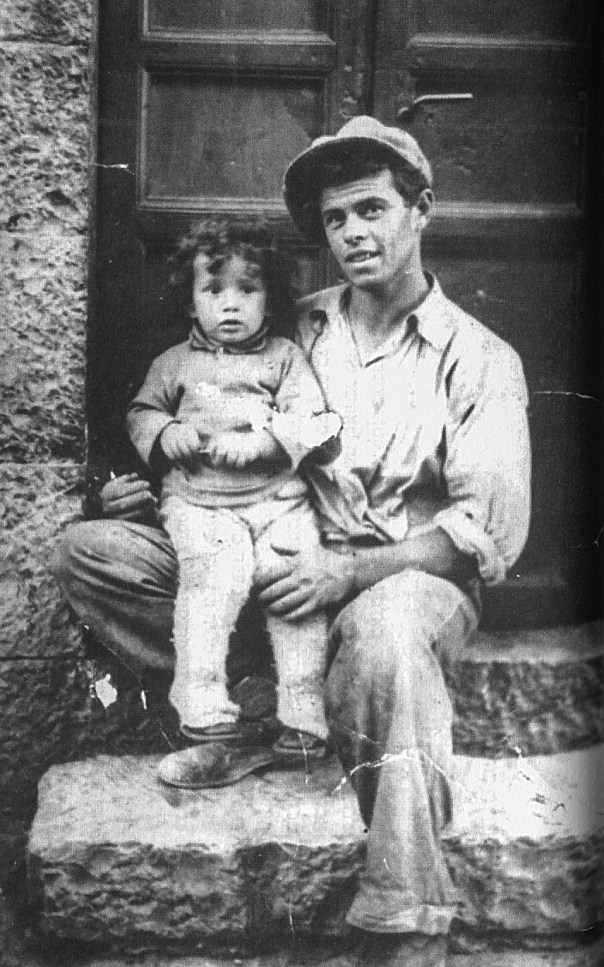 אלירז הפעוט עם אביו, 1938 צילום מתוך הספר "מה היה אחר כך"