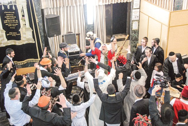 פורים בבית הכנסת של חסידות אשלג, בני ברק.  צילום: נעמי לנגפורד 