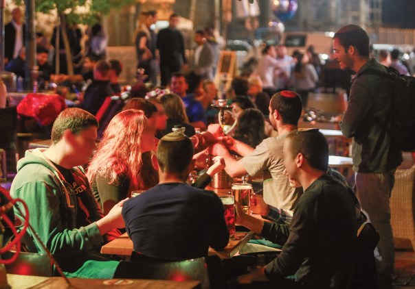 מורדים‭ ‬בחלוקה‭ ‬המוכרת‭ ‬שבין‭ ‬דתיות‭ ‬לחילוניות‭. ‬ בני‭ ‬נוער‭ ‬בירושלים‭, ‬2015 צילום‭: ‬מרים‭ ‬צחי 