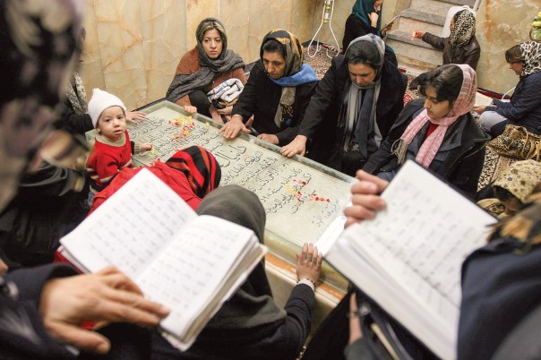 עיר‭ ‬משלימה‭ ‬לירושלים‭. ‬יהודים‭ ‬מתפללים‭ ‬בקבר‭ ‬דניאל‭ ‬הנביא‭ ‬בשושן‭, ‬איראן‭ ‬2008 צילום‭: ‬אי‭.‬פי 