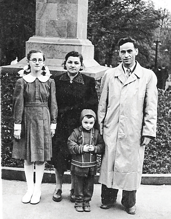 בלה שייר (הילדה בחזית התמונה)  עם אחותה והוריה, בפארק בצ'רנוביץ 