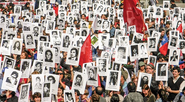 נאבקים‭ ‬בנזקי‭ ‬המשטר‭ ‬הדיקטטורי‭. ‬הפגנה‭ ‬לזכר‭ ‬הנעלמים‭ ‬והנספים‭ ‬בהפיכה‭ ‬הצבאית‭ ‬שהתחוללה‭ ‬ב‮–‬1973‭, ‬צ‭'‬ילה‭ ‬2013 צילום‭: ‬גטי‭ ‬אימג‭'‬ס‭ ‬ 