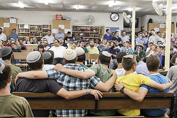 ‭"‬מותר‭ ‬לבכות‭, ‬מותר‭ ‬להיות‭ ‬חלש‭". ‬תלמידי‭ ‬ישיבת‭ ‬מקור‭ ‬חיים‭ ‬באירוע‭ ‬תפילה‭ ‬להשבת‭ ‬הנערים‭ ‬החטופים‭, ‬2014 צילום‭: ‬גרשון‭ ‬אלינסון‭, ‬פלאש‭ ‬90 