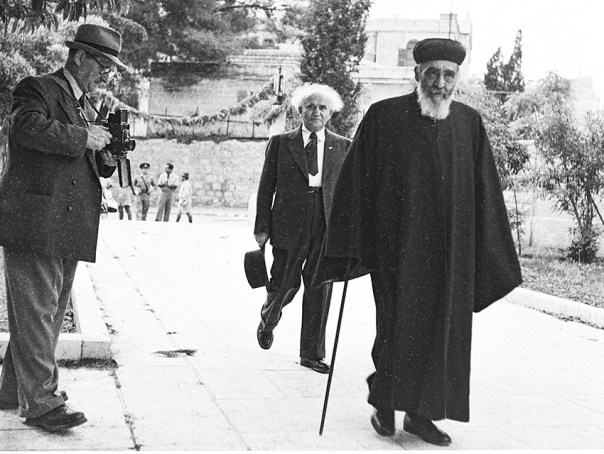 פיקחות‭ ‬והבנה‭ ‬פוליטית–מדינית‭. ‬הרב‭ ‬עוזיאל‭ ‬ וראש‭ ‬הממשלה‭ ‬דוד‭ ‬בן‭ ‬גוריון‭ ‬בטקס‭ ‬ההקמה‭ ‬של‭ ‬בית‭ ‬הספר‭ ‬לרפואה‭ ‬ של‭ ‬האוניברסיטה‭ ‬העברית‭, ‬1951 צילום‭: ‬לע‭"‬מ 