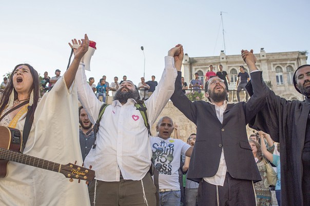 בקריאה‭ ‬שלו‭, ‬האדם‭ ‬במרכז‭. ‬הרב‭ ‬יעקב‭ ‬נגן (‬מימין) ‬באירוע‭ ‬בין–דתי‭, ‬ירושלים‭ ‬2013 צילום‭: ‬שרה‭ ‬שומן‭, ‬פלאש‭ ‬90 