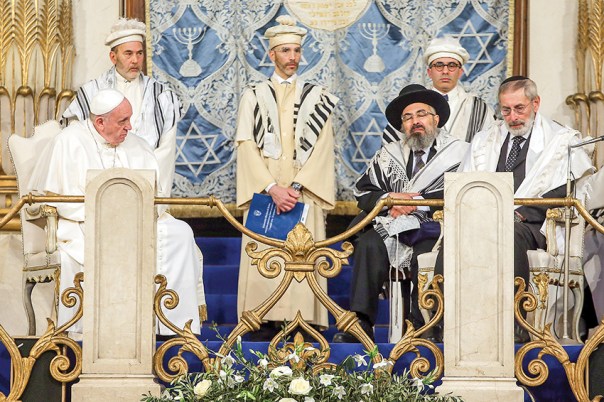 האפיפיור‭ ‬פרנציסקוס‭ ‬בביקור‭ ‬בבית‭ ‬הכנסת‭ ‬ברומא‭. ‬מימין‭: ‬הרב‭ ‬הראשי‭ ‬של‭ ‬איטליה‭, ‬הרב‭ ‬שמואל‭ ‬ריקרדו‭ ‬די–סיניי‭, ‬וראש‭ ‬משלחת‭ ‬הרבנים‭ ‬לאפיפיור‭, ‬הרב‭ ‬ד‭"‬ר‭ ‬רצון‭ ‬ערוסי‎‭, ‬ ינואר‭ ‬2016 צילום‭: ‬גטי‭ ‬אימג‭'‬ס 