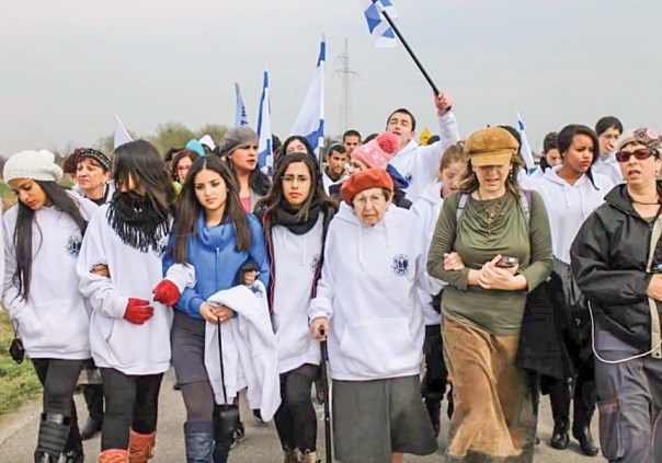 האמונה‭ ‬בבורא‭ ‬עולם‭ ‬לא‭ ‬נשחקה‭ ‬תחת‭ ‬מגפי‭ ‬הקלגסים‭. ‬שרה‭ ‬ליבוביץ‭ ‬ובתה‭ ‬אתי‭ ‬אלבוים‭ (‬מימין‭) ‬במסע‭ ‬שורשים‭ ‬משפחתי‭, ‬2013