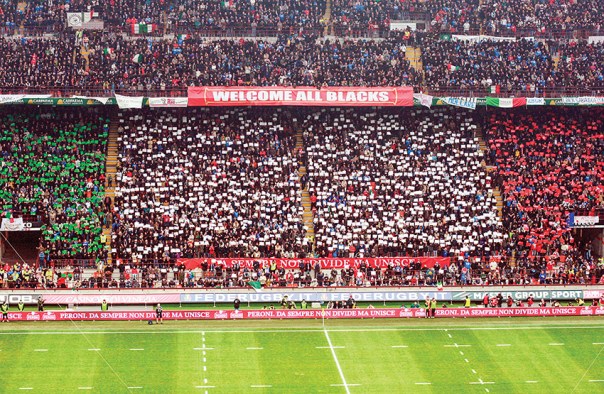 תהילים במגרש תמורת מקווה טהרה. איצטדיון סן סירו במילאנו, איטליה צילום: שאטרסטוק