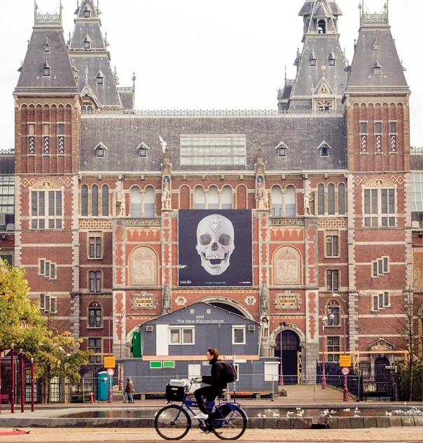 גופו של האמן בעולם הזה, אך תודעתו צומחת באפילת עולם נסתר. בניין הרייקסמיוזאום באמסטרדם צילום: אי.פי.אי