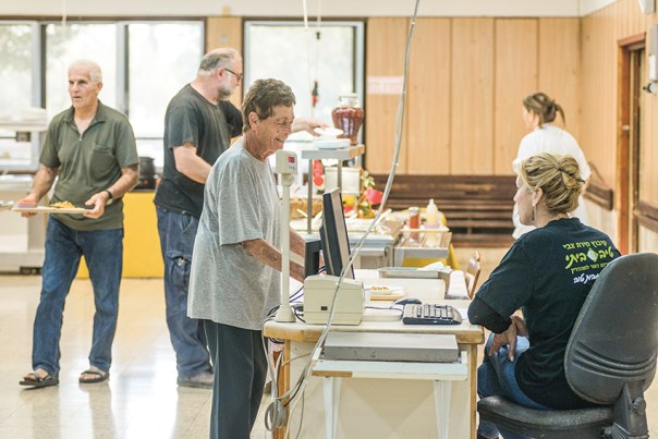 קיבוצים‭ ‬חילוניים‭ ‬ודתיים‭ ‬התקיימו‭ ‬זה‭ ‬ליד‭ ‬זה‭. ‬חדר‭ ‬האוכל‭ ‬בקיבוץ‭ ‬בית‭ ‬אלפא צילום‭ ‬אילוסטרציה‭: ‬אייל‭ ‬מרגולין‭ - ‬ג'יני‭, ‬למצולמים‭ ‬אין‭ ‬קשר‭ ‬למאמר 