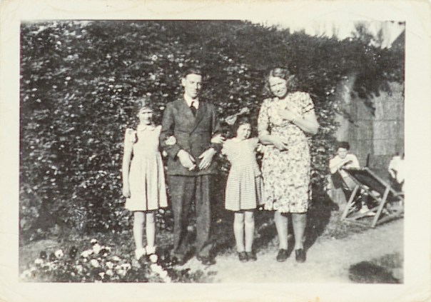 משפחת‭ ‬חרוננדייק‭ ‬עם‭ ‬דוט‭, ‬1946 צילום: מוזיאון‭ ‬בית‭ ‬לוחמי‭ ‬הגטאות‭ ‬‮–‬‭ ‬ארכיון‭ ‬התצלומים