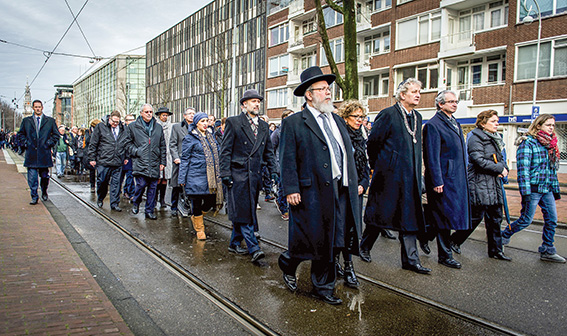 74%‭ ‬מיהודי‭ ‬הולנד‭ ‬נספו‭ ‬בשואה‭. ‬מצעד‭ ‬לזכר‭ ‬קורבנות‭ ‬השואה‭, ‬אמסטרדם‭ 2014 צילום: גטי אימג'ס