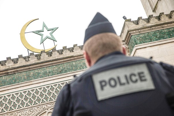  השב‭ ‬למקורות‭ ‬האסלאם‭ ‬מוצא‭ ‬קריאה‭ ‬לכיבוש‭ ‬פוליטי‭ ‬אלים‭. ‬קצין‭ ‬משטרה‭ ‬שומר‭ ‬בכניסה‭ ‬למסגד‭ ‬הגדול‭ ‬בפריז‭, ‬לאחר‭ ‬הפיגועים‭ ‬בצרפת‭ ‬בינואר‭ ‬2015 צילום‭: ‬אי‭.‬פי‭.‬אי‭ ‬ 