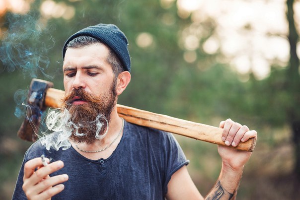 הגיבור‭ ‬הנואש‭ ‬מתנסה‭ ‬בכריתת‭ ‬עצים צילום‭: ‬שאטרסטוק 