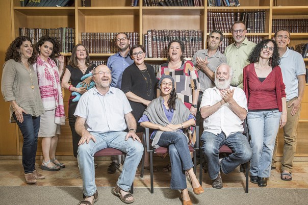 מדגישים את הישראליות המשותפת. משתתפי תכנית "רבנות ישראלית". עומדים (מימין לשמאל): הרב דני סגל, הדס רון–זריז, הרב שלמה זכרוב, ד"ר שרגא בר–און, דבורה עברון, אביטל הוכשטיין, הרב מישאל ציון, ד"ר רות קרא איוונוב–קניאל, ד"ר ביטי רואי, נוגה ברנר–סמיה. יושבים (מימין לשמאל):  שי זרחי, הרבה תמר אלעד–אפלבאום, אורי קרויזר צילום: הדס פרוש, פלאש 90