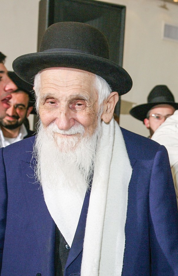 סבר‭ ‬שהקראים‭ ‬הם‭ ‬יהודים‭ ‬שניתן‭ ‬לחתנם‭. ‬הרב‭ ‬דוד‭ ‬שלוש