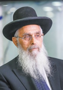 הרב יעקב אריאל: אם הטלפון והרדיו, הטלוויזיה והאינטרנט יהיו מותרים בשבת אנה היינו מגיעים. ברוך ה' שחנן את חכמי ישראל בדעת לאסור אותם. מי שמשתמש בכלי התקשורת בשבת מחלל שבת מדאורייתא צילום: אורן נחשון, פלאש 90