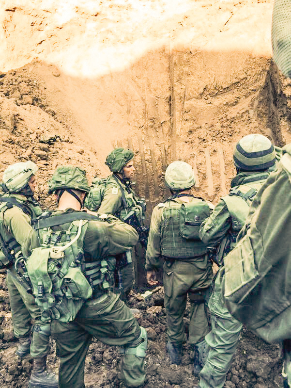המטרה היא למנוע חטיפה. חיילי צה"ל ליד מנהרה שנחשפה במהלך מבצע "צוק איתן", 2014 צילום: דובר צה"ל