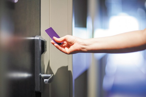 החיישנים השתלטו על כל המתקנים. דלת מלון צילום אילוסטרציה: שאטרסטוק