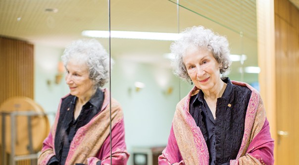 חריפה וגם מתוקה, אירונית ורומנטית, חדה כתער וקיטשית. מרגרט אטווד, 2014 צילום: אי.פי.אי