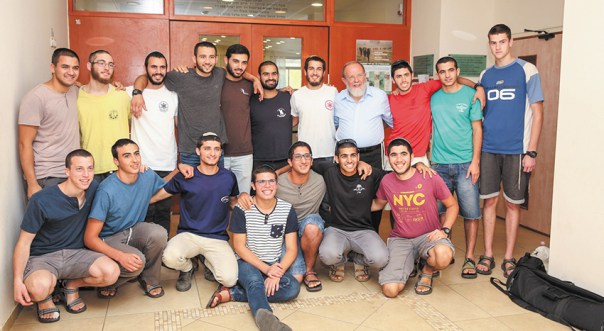 צילום: חן גלילי הרב אלי סדן עם תלמידי המכינה בעלי, השבוע