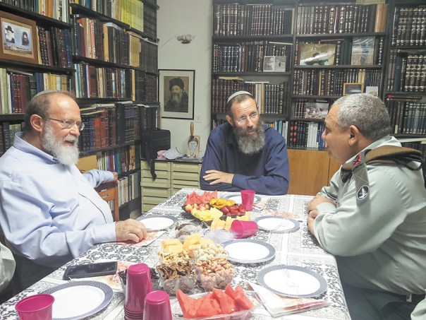 הרמטכ''ל איזנקוט (מימין) עם הרבנים לוינשטיין וסדן במכינה בעלי, מאי 2016 צילום: מכינת "בני דוד"