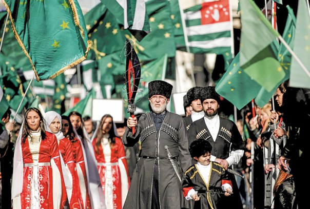 המסורת הצ'רקסית מחייבת אותם לעזור למי שנתון בצרה. הפגנת צ'רקסים בטורקיה צילום: אי.פי.אי