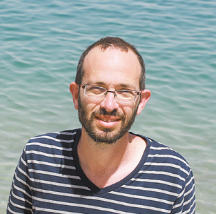 יואב שורק: כל כך התרגלנו לאסור את ה'חשמל' באשר הוא, שכבר איננו נותנים לבנו לדבר שחשוב באמת - והוא לא 'איך' המכשיר עושה את מלאכתו, אלא 'מה' הוא עושה: האם הדבר הנעשה הוא מלאכה או לא צילום: מרים צחי