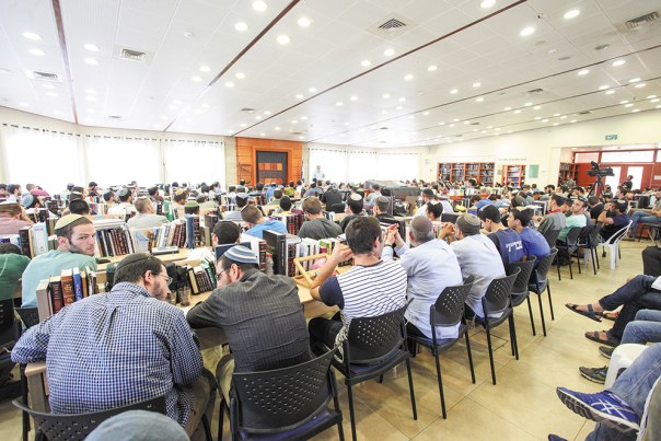 צילום: חן גלילי השנה המטלטלת ביותר בתולדות המכינה. שיעור של הרב אלי סדן במכינת "בני דוד" בעלי, השבוע