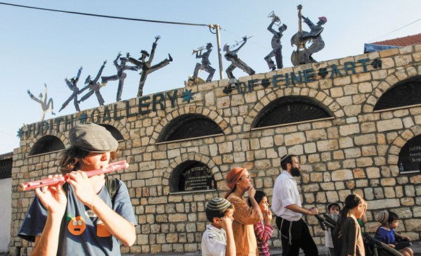 שירים רבים שכתב נג'ארה, יליד צפת, נועדו לביצוע כזֶמֶר. פסטיבל הכלייזמרים בצפת, 2010 צילום: מרים אלסטר, פלאש 90