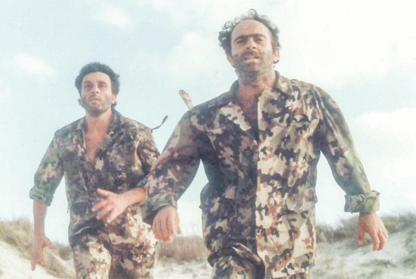 סצנות‭ ‬טרגי–קומיות‭ ‬בין‭ ‬חיילים‭ ‬מצרים‭ ‬וישראלים‭ ‬במדבר‭ ‬סיני‭. ‬מתוך‭ "‬אוונטי‭ ‬פופולו‭"‬ צילום‭: ‬יח‭"‬צ 