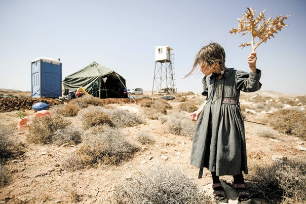 תיאורים הנעים בין הטריוויאלי לקריקטורי. היישוב בני אדם, 2009 צילום: אביר סולטן, פלאש 90