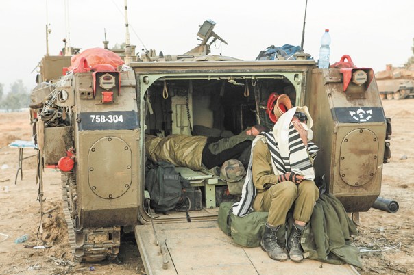 הרמטכ"ל מעוניין ליצור סביבה בטוחה לחייל הדתי. גבול עזה, 2012 צילום: יעקב נחומי, פלאש 90