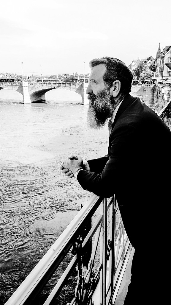 ‭"‬האם‭ ‬אמרו‭ ‬לך‭ ‬שאתה‭ ‬דומה‭ ‬להרצל‭?". ‬הרב‭ ‬בירנבוים‭ ‬במרפסת‭ ‬בבאזל‬‬‬‬‬‬‬‬‬‬