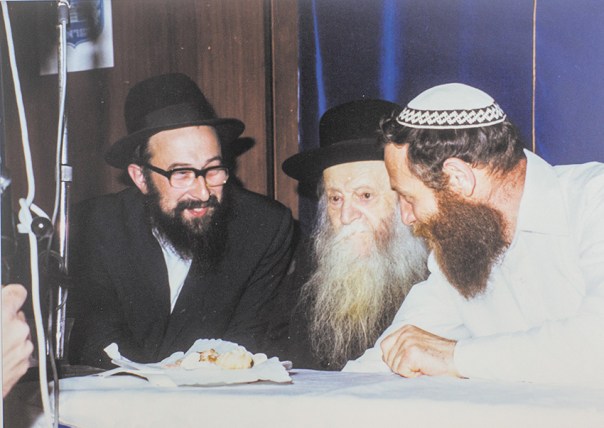 שיעורי‭ ‬תנ‭"‬ך‭ ‬שהם‭ ‬שיעורי‭ ‬יסוד‭ ‬באמונה‭. ‬הרב‭ ‬צבי‭ ‬יהודה‭ ‬הכהן‭ ‬קוק‭, ‬עם‭ ‬הרב‭ ‬חיים‭ ‬דרוקמן‭ (‬מימין‭) ‬והרב‭ ‬צבי‭ ‬טאו‭  צילום‭: ‬באדיבות‭ ‬ארכיון‭ ‬בית‭ ‬הרב‬‬‬‬