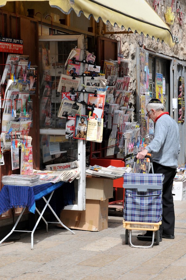 תפקיד בעיצוב דעת הקהל. דוכן עיתונים בירושלים, 2011 צילום: סופי גורדון, פלאש 90