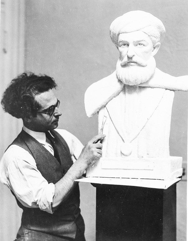 לדידו אין הבדל מולד בין יהודי לגוי. פסל הרמב"ם במהלך עבודה של הפסל ג'וזף הובל, 1936